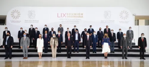 AMLO, sin cubrebocas en la foto oficial de reunión con la Conago
