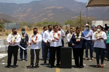 Gobernador del Estado entrega obras viales en la Sierra Negra