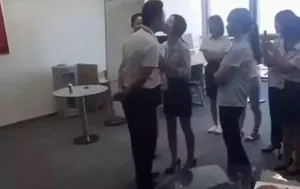 VIDEO: Jefe hace que todas sus empleadas lo besen antes de entrar