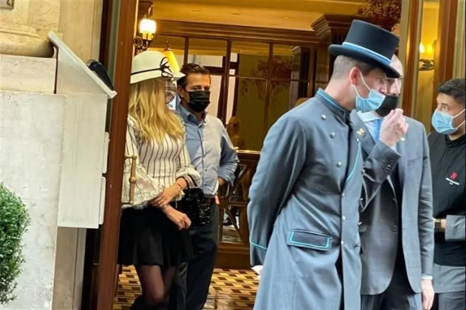 Captan a Peña Nieto saliendo de un hotel de lujo en Roma y le gritan “ratero”