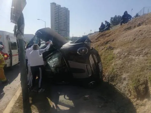 Se volcó un Mini Cooper en el Bulevar Bicentenario