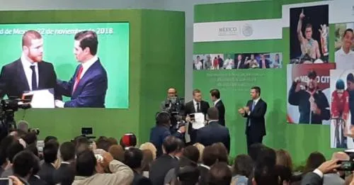 Enrique Peña Nieto entrega el Premio Nacional del Deporte a boxeador Saúl Álvarez
