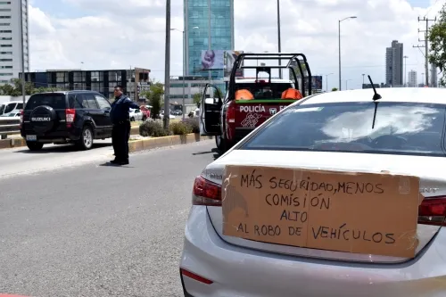 Conductores de diferentes plataformas mantienen manifestación y provocan un caos vehicular