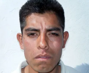 Detienen a sujeto por llevar arma prohibida