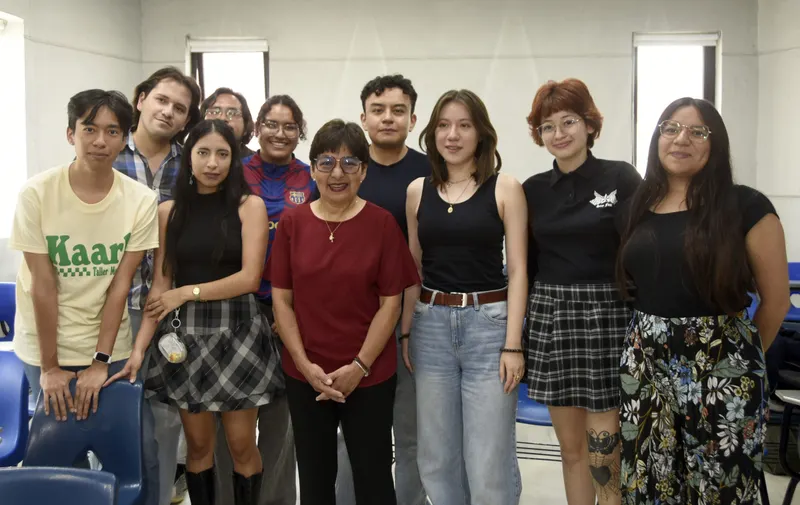 Estudiantes de Artes realizan mural en la Facultad de Psicología por sus 60 años