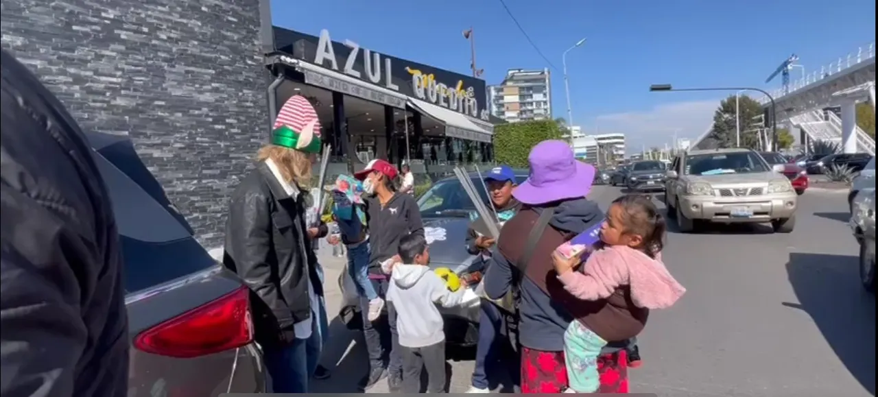 De la mano del exfutbolista del Puebla, Milton Antonio Nunes “Zico”  poblanos regalan alimentos en las calles de la ciudad