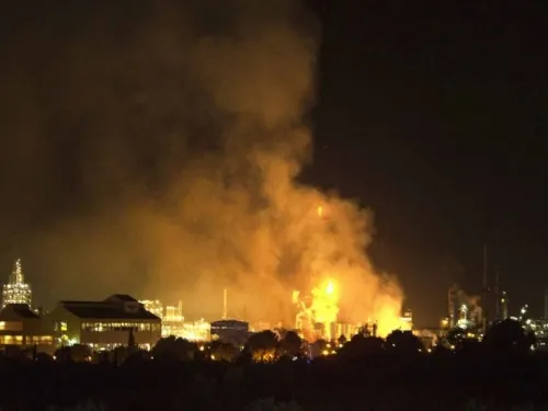 Suman 3 muertos por explosión en planta química de España