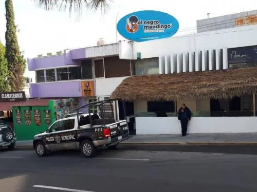 Se desata balacera en La Paz; indocumentado intenta asaltar restaurante y dispara a policías