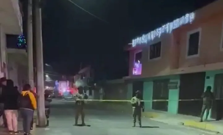 Hombre muere en riña callejera entre familias en Amozoc; hay dos detenidos