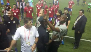 DT de Costa Rica protagoniza golpiza en estadio