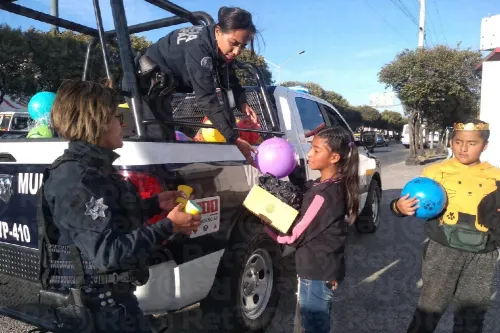 Policías se vuelven Reyes Magos por un día en Puebla