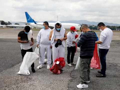 Juez de Texas bloquea la orden de Biden para detener la deportación de migrantes