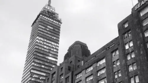 Acusan al Jefe de Gobierno de la CDMX de autorizar publicidad a Samsung en la Torre Latinoamericana