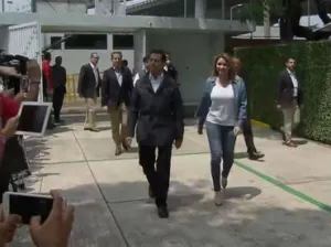 Peña Nieto emite su voto para la Constituyente