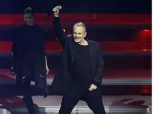 Miguel Bosé canta por la paz y contra los muros