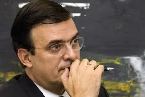Marcelo Ebrard presentó su renuncia al PRD