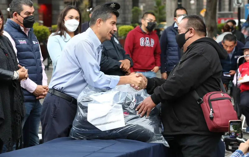 Entrega de uniformes a sindicalizados