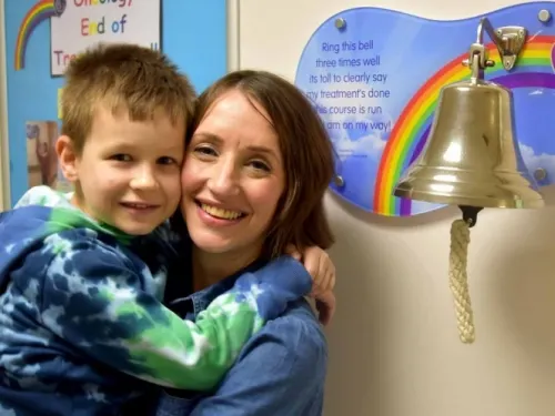 Mamá e hijo vencen al cáncer al mismo tiempo luego de cuatro años