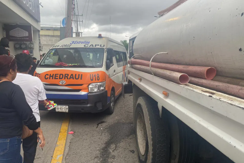 Choque en 16 de Septiembre y bulevar Carlos Camacho Espíritu