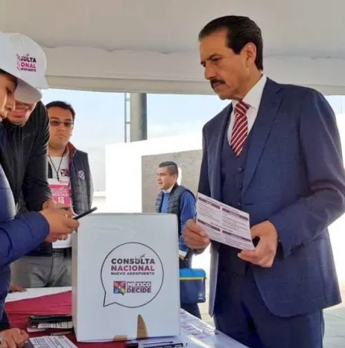 Esparza participa en la Consulta Nacional del Nuevo Aeropuerto
