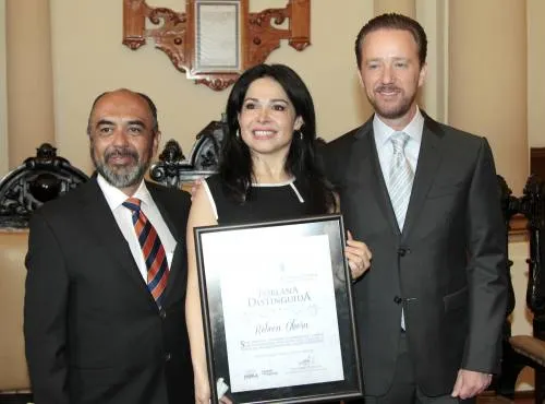 Banck reconoció a la soprano Rebeca Olvera como “Poblana distinguida”