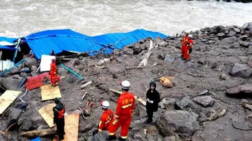 Deslave en China deja un centenar de persona atrapadas