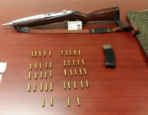 Estatales capturan hombre en posesión ilegal de subfusil