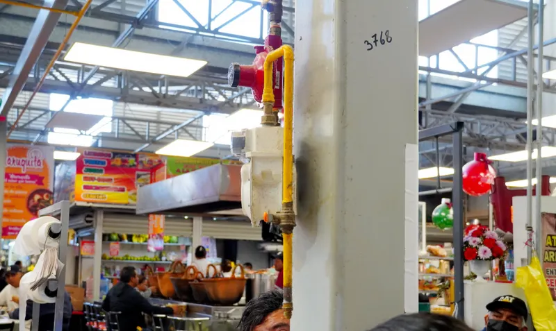 Gobierno de San Martín Texmelucan supervisa instalaciones de gas LP en el mercado Domingo Arenas