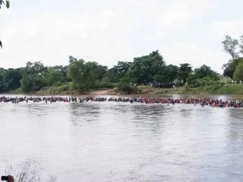 Cruzan migrantes por el río Suchiate