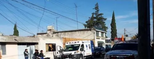 Hombre muere atorado en una ventana