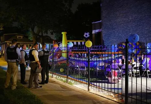 Balean a 33 personas en Chicago; mueren seis