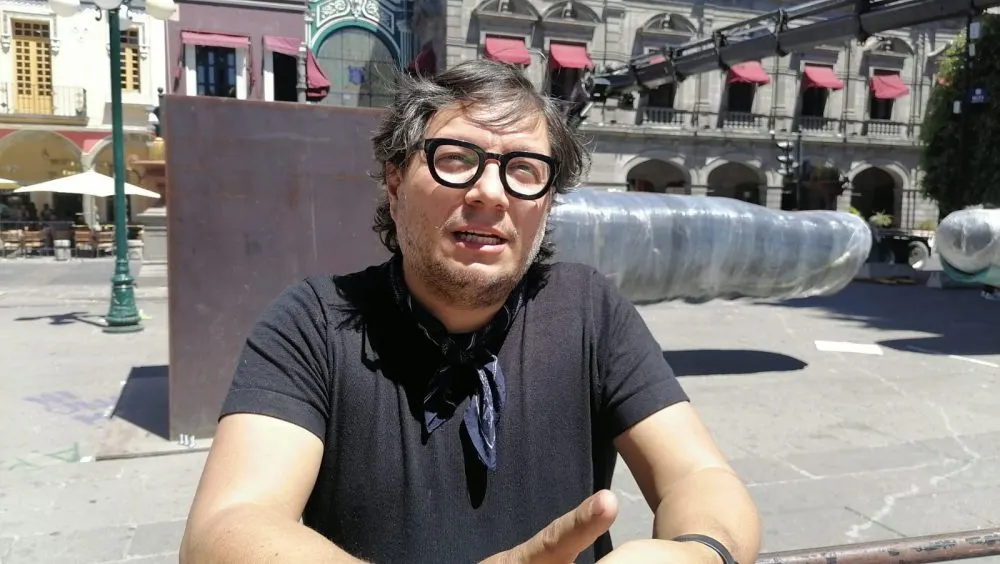 Escultura monumental ‘Tú’ de Rivelino llega al zócalo de Puebla