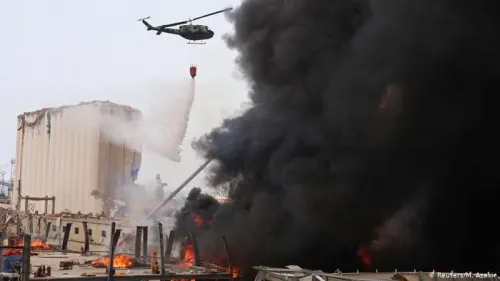 Gran incendio en el puerto de Beirut, semanas después de la devastadora explosión