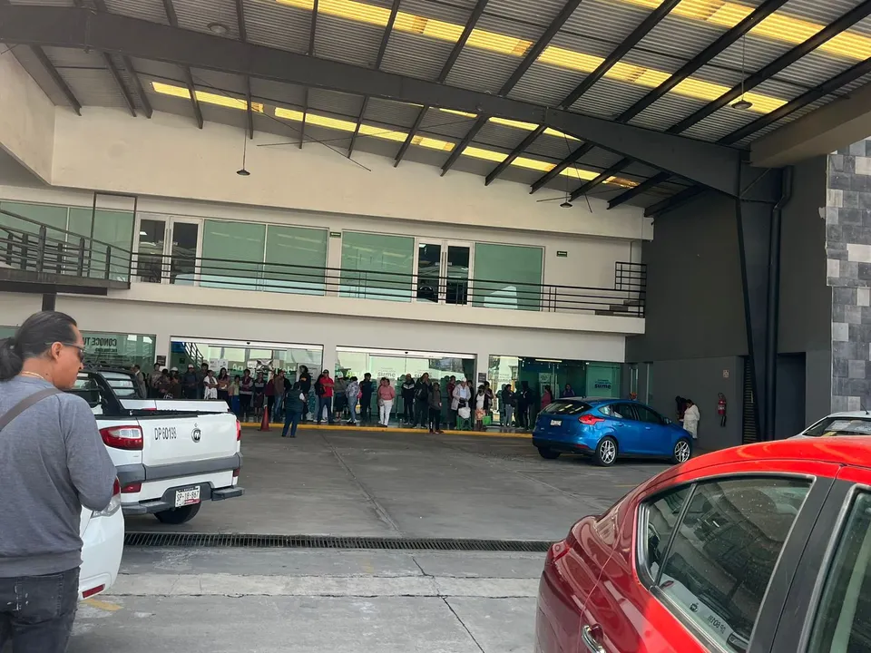 Antorchistas toman instalaciones de Agua de Puebla en Plaza del Sol por más de tres horas