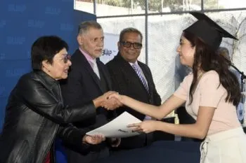 Lilia Cedillo destaca esfuerzo y perseverancia en los egresados del Bachillerato 5 de Mayo de la BUAP