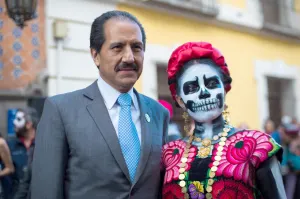 Celebra la BUAP el día de muertos con tradicional desfile