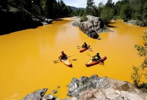 Derrame tóxico cambia de color aguas del Río Colorado