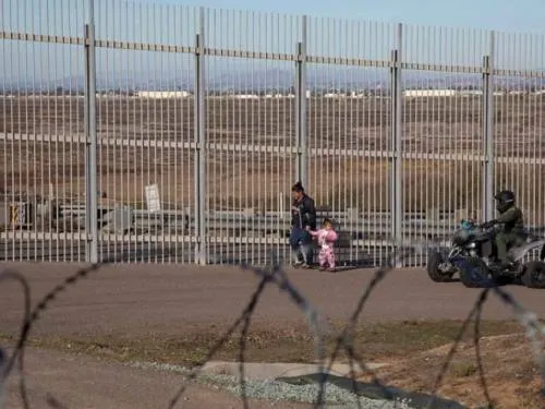 Migrantes cruzan muro fronterizo; son arrestados por policías de EU