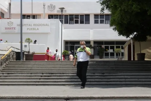 Camilleros del ISSSTE se manifiestan afuera de las instalaciones