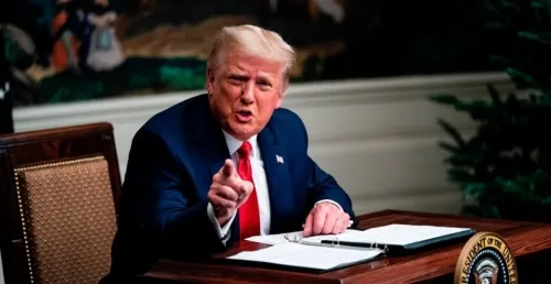 Trump dice que paquete de estímulo contra Covid es “insuficiente” y amenaza con no firmarlo