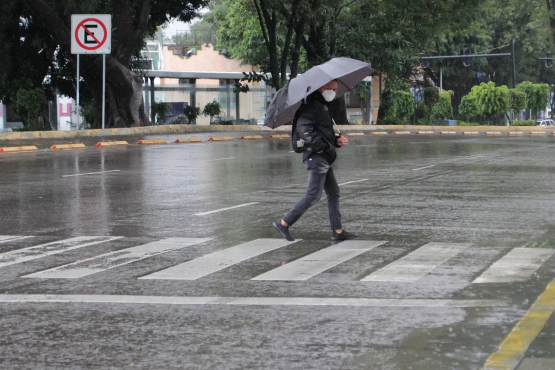Se registra fuerte lluvia en Puebla, encharcamientos entorpecen el tránsito