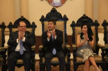Luis Felipe López Calva recibió la cédula real del Ayuntamiento de Puebla