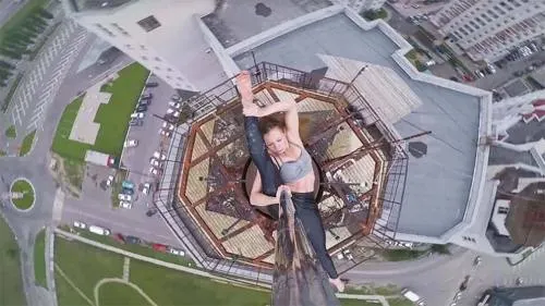Bailarina realiza pole dance en la cima de un edificio de 16 pisos