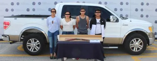 Detiene a cuatro probables responsables de homicidio, posesión ilegal de arma de fuego y cohecho