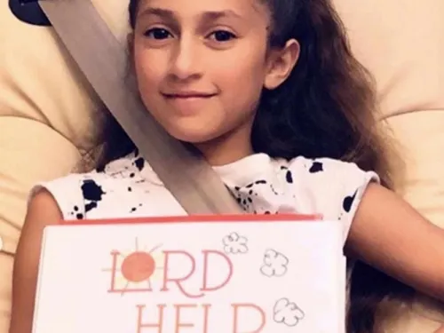 Hija de JLo publica su primer libro a los 12 años