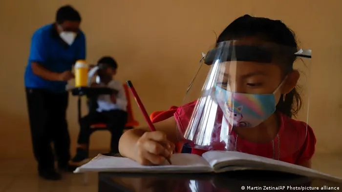 Van tres estudiantes de Ciudad de México que dan positivo a COVID-19