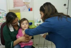 Niños y adultos mayores, los más vulnerables en temporada de fríos