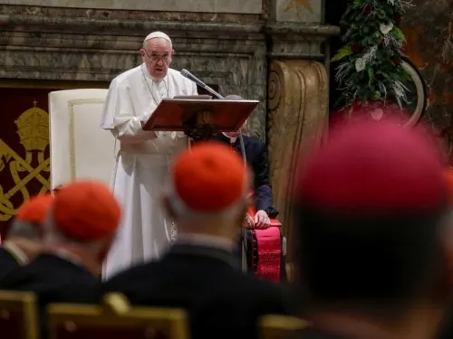 El Papa regaña a la Curia y exige ‘cambio de mentalidad’