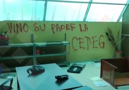 Maestros de la CETEG vandalizan edificio del SNTE en Chilpancingo