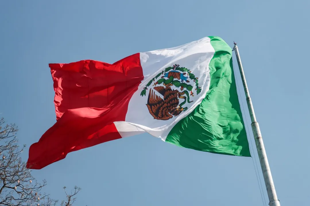 Bandera Al Reves Cerro De La Paz